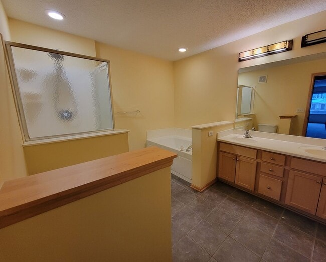 Building Photo - Lovely 2 Bed / 2 Bath TH w/ Heated Underground Parking in Plymouth!