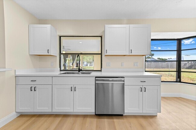 Building Photo - 571 SE Anchor Ln