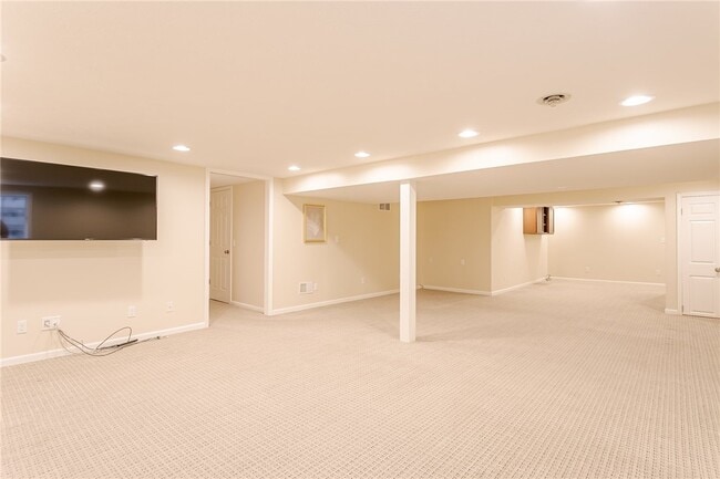 Building Photo - 72 Windward Way