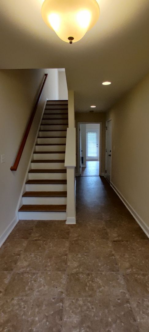 Building Photo - 4 bedroom townhome with garage