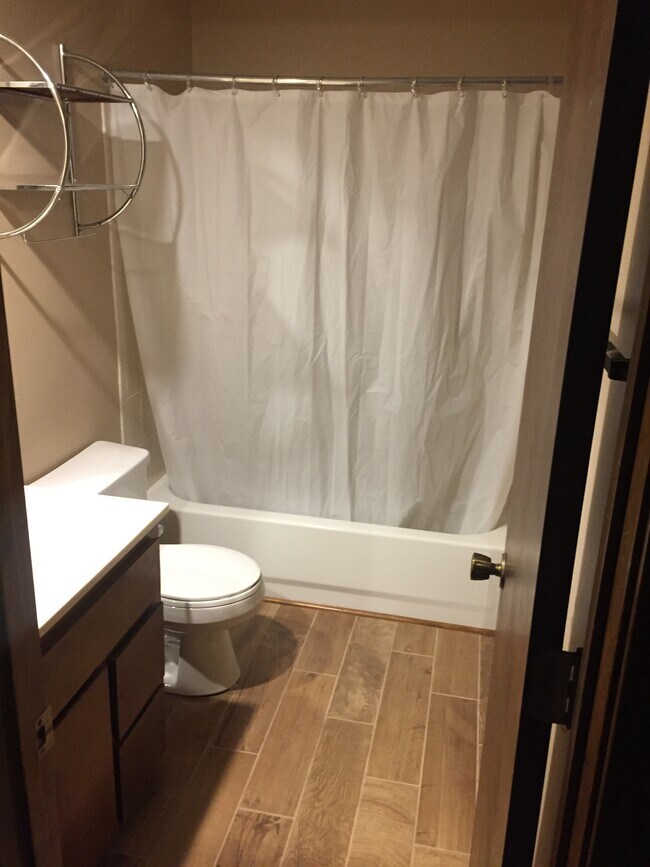 Full Bath - 3014 Eaton St