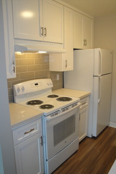 Building Photo - 2331 Pauline Dr
