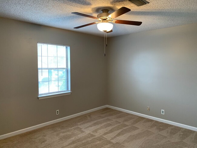 Building Photo - Convenient Brentwood Condo