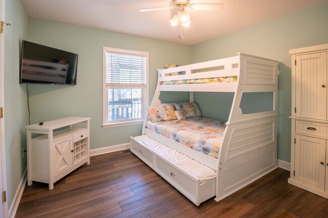 Building Photo - HOT TUB ANYONE?  THIS OFF-SEASON RENTAL IS AVAILABLE NOV-FEB '27