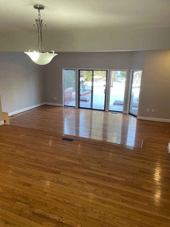 Building Photo - Newly Renovated 3 Level Townhome!