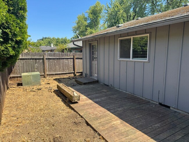 Building Photo - 2 bedroom 1 bath duplex with a garage!