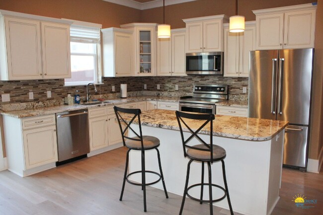 Building Photo - Destin Oaks Townhouse with Community Pool!