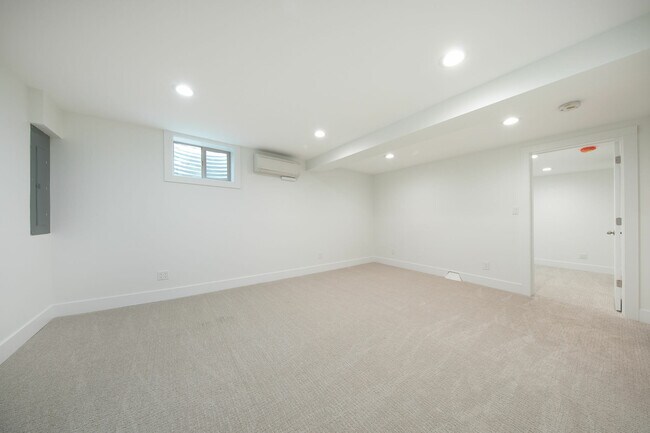 Building Photo - 2527 NE 110th St