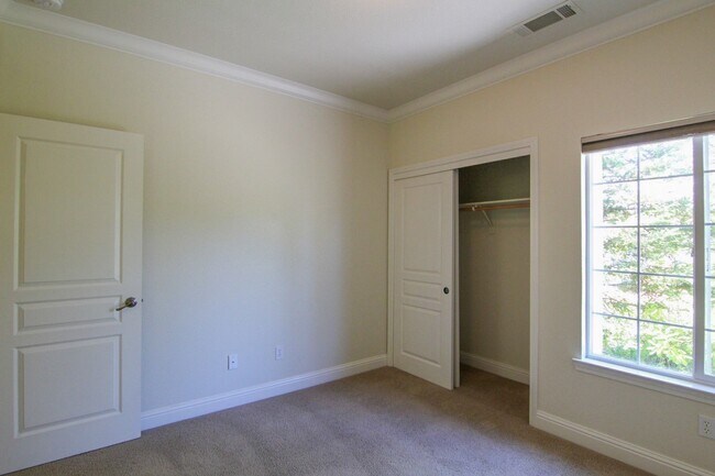 Building Photo - 4 Bedroom Mary Lake Home on Cul-De-Sac