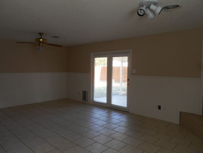 Building Photo - Very well maintained home with great location