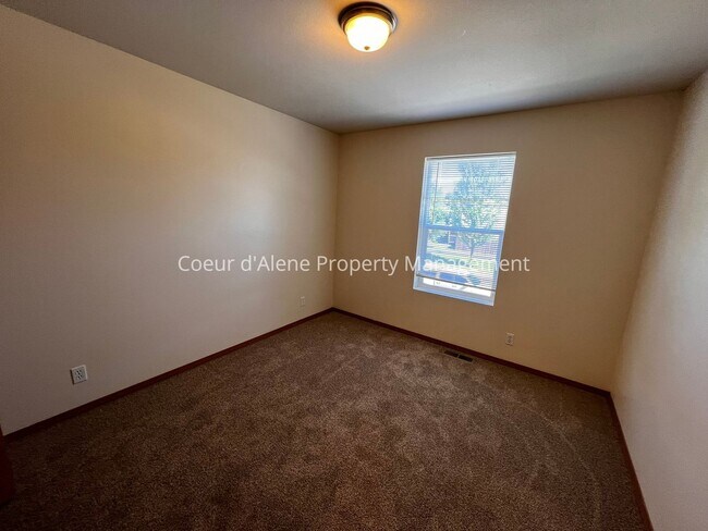Building Photo - 4 bed house in Hawk's Nest!