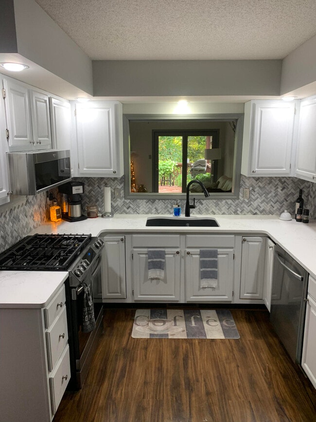 Building Photo - 109 Hollyridge Ln