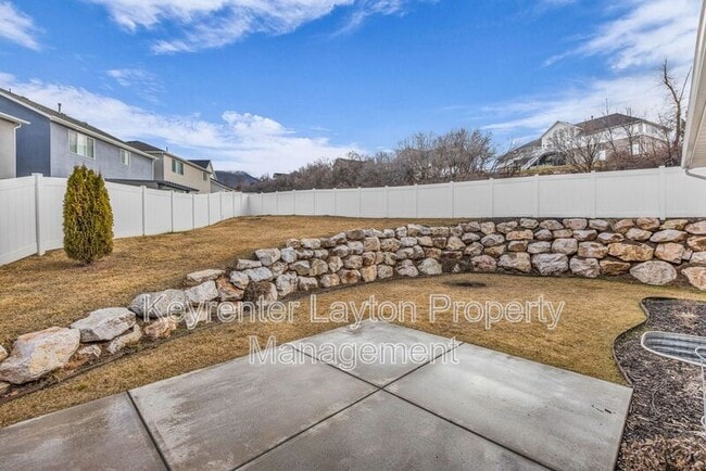 Building Photo - 1447 E Daylily Ct