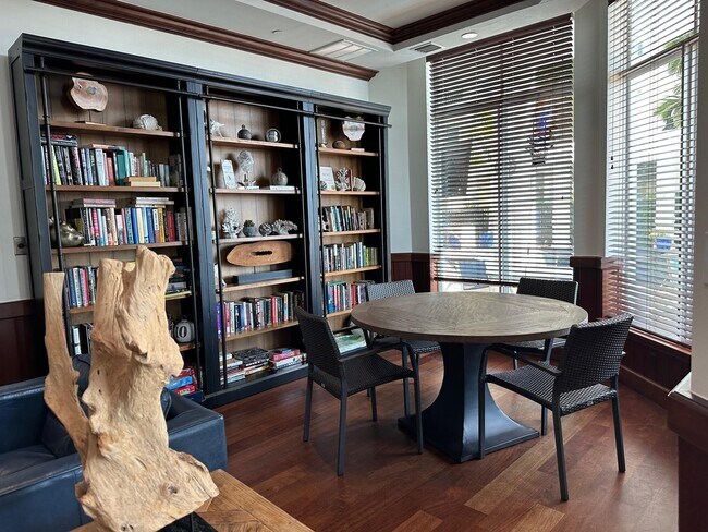 Building Photo - 975 NW Flagler Ave