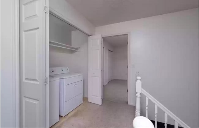Building Photo - 2 bed 1.5 bath unit in the Meadows-$100 of...