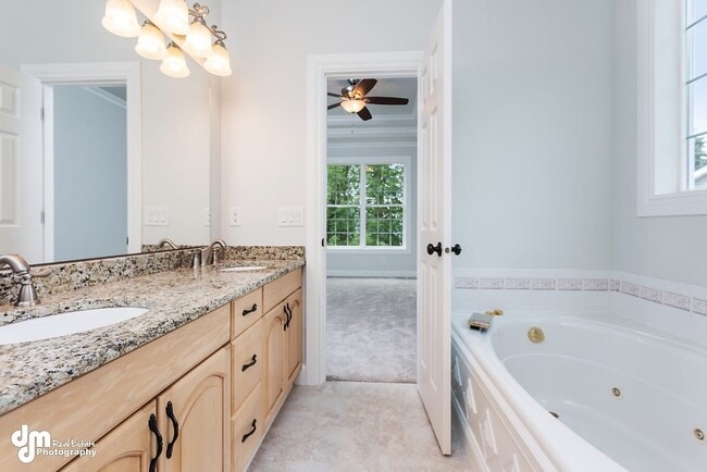 Building Photo - Beautiful home with 5 bedroom, 3.5 baths, ...