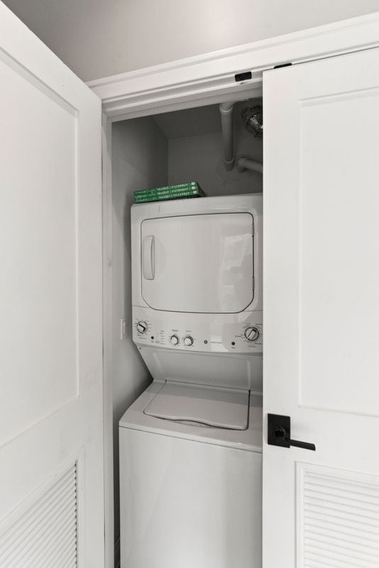 Building Photo - 1050 W Cornelia Ave