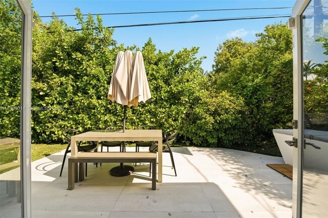 Building Photo - 725 W 51st St