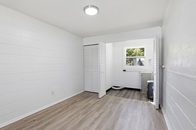 Building Photo - Prime NW Location!