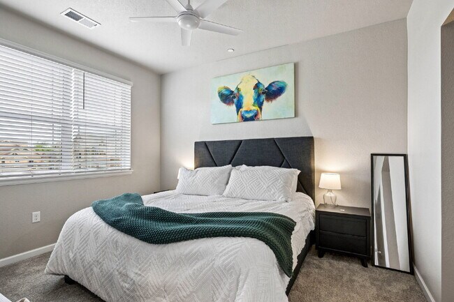 Building Photo - "Charming 2-Bed, 2-Bath Condo Retreat in Littleton - 870 Sq Ft of Cozy Elegance!"