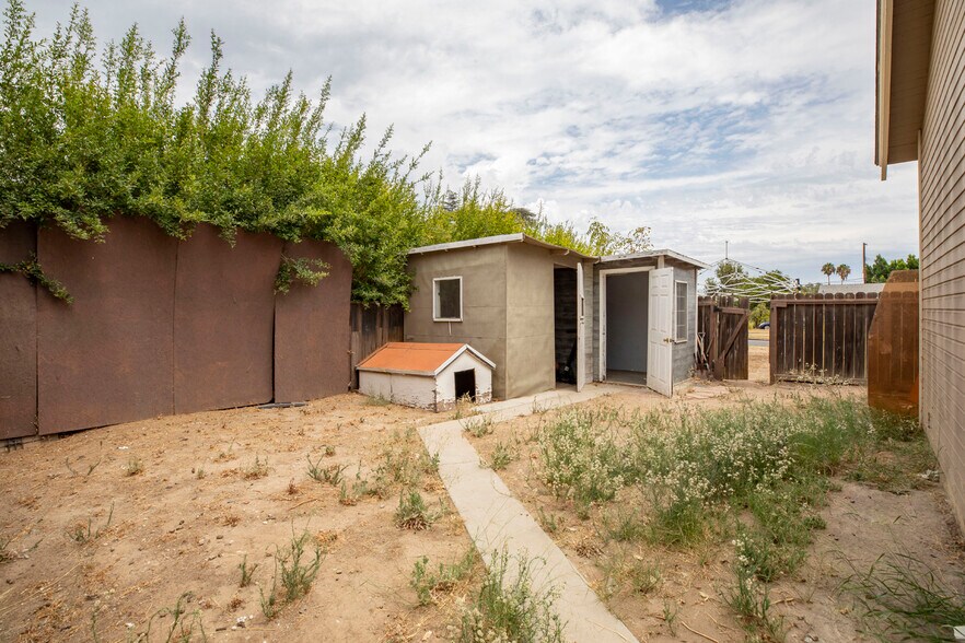 Building Photo - 10733 Louise Ave