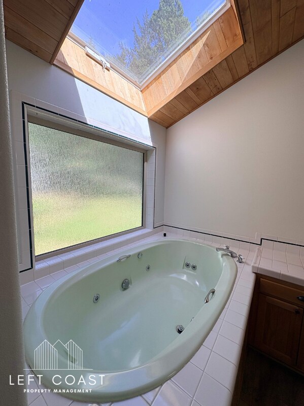 Building Photo - 7205 SW Burl Dr