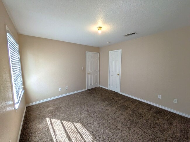 Building Photo - 3820 W Lynwood Dr