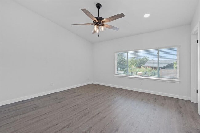 Building Photo - 5113 Loyola Ln