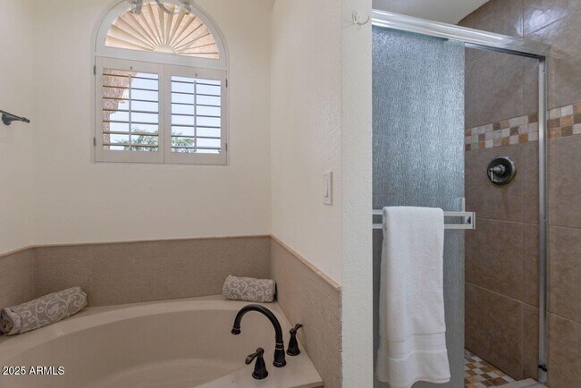 Building Photo - 4020 E Laurel Ln