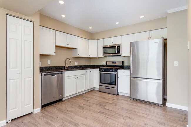 Building Photo - 2316 Highland Ct