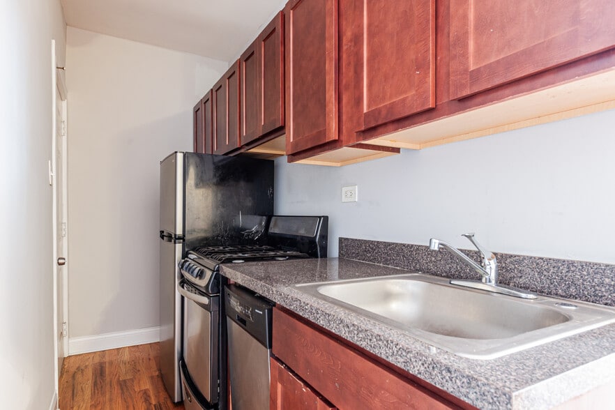 Building Photo - 949 W Cornelia Ave