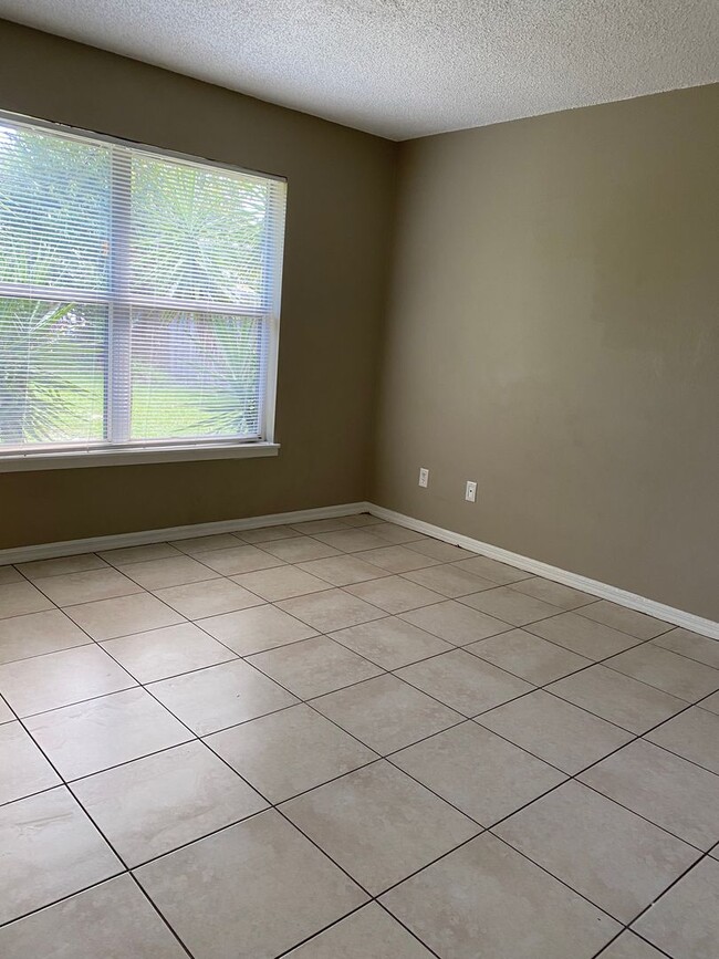 Building Photo - Two bedroom two bath