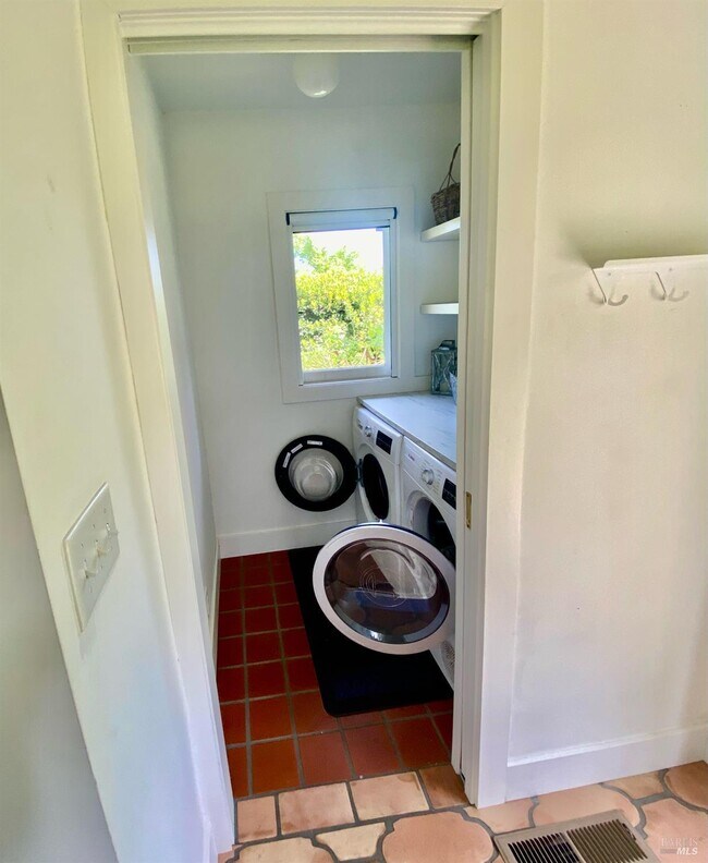 Building Photo - 1244 N Fitch Mountain Rd