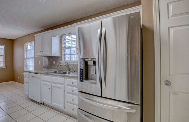 Building Photo - Highly Desirable 3-Bedroom Home with Modern Comforts.