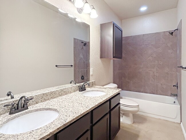 Building Photo - Beautiful Duplex Home In New Braunfels