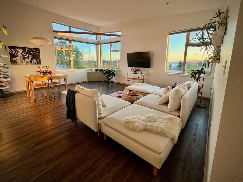 Building Photo - 425 23rd Ave S