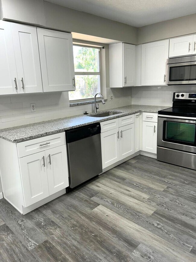 Building Photo - Charming 3-Bedroom Home with Spacious Layout & Attached Garage in the Heart of Daytona Beach