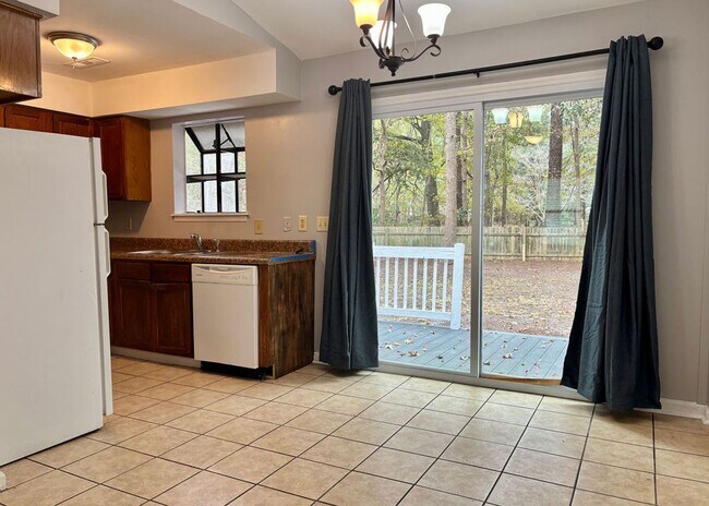 Building Photo - Charming 3 BR/2 BA Home in Crowfield Plantation