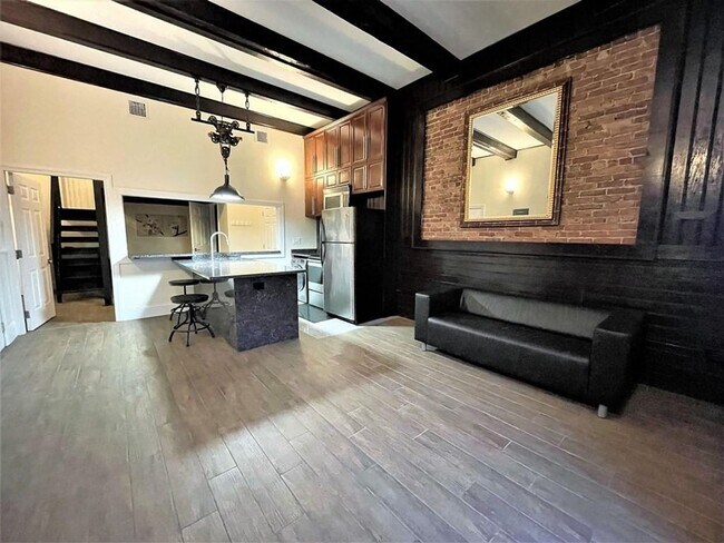 Building Photo - Gorgeous Garden Level 1-Bed with Laundry in Unit