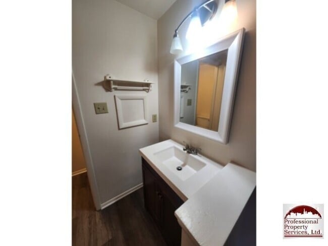Building Photo - Upgraded End Unit In Amber Meadows