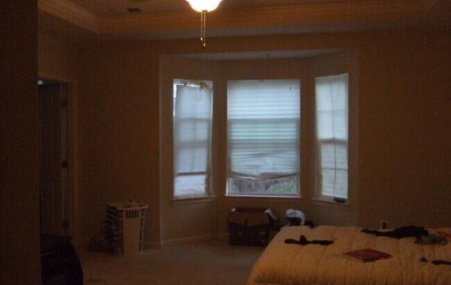 Building Photo - 2627 Eastbourne Dr