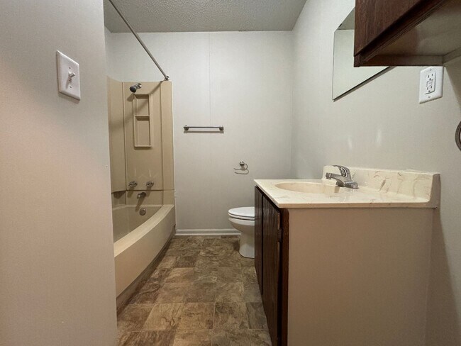 Building Photo - 1 Bedroom, 1 Bath Apartment at the Brookside Apartments!