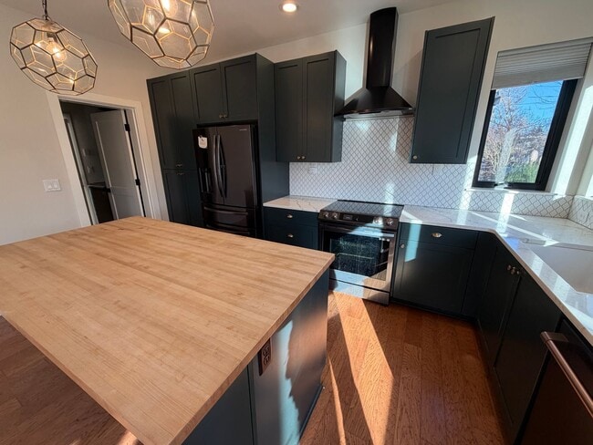 Building Photo - 3Bed/2.5 Bath Townhouse With Large Bonus Room/Office In Woodstock Neighborhood