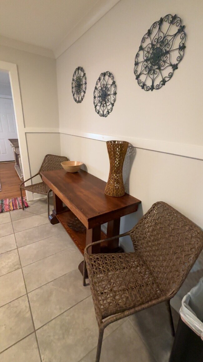 Building Photo - Furnished One Bed in Belhaven