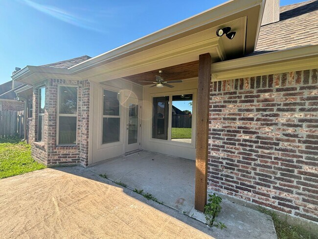 Building Photo - Like new.. GORGEOUS TIBURON BEAUTY.. Close to Barksdale Air Force Base.