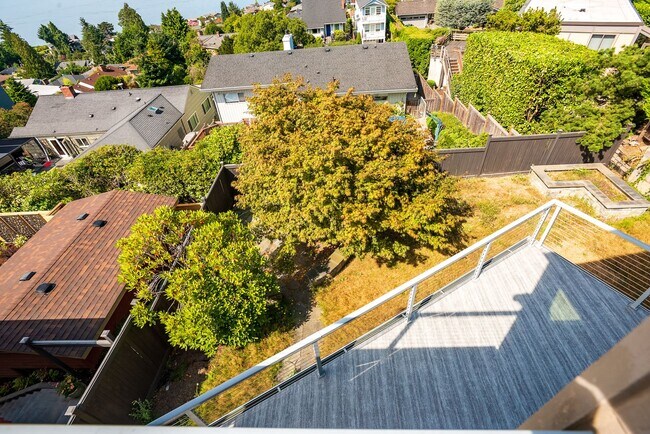 Building Photo - Stunning North Beach 4 bedroom, 3.5 bath with breathtaking view.