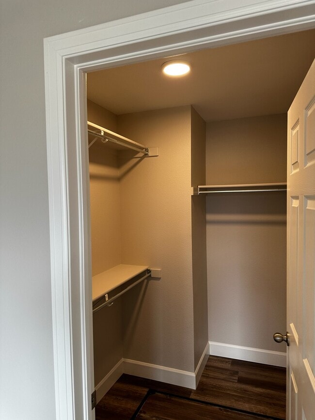 Building Photo - 928 Village Cir
