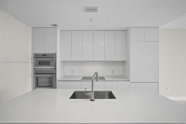 Building Photo - 700 NE 24th St