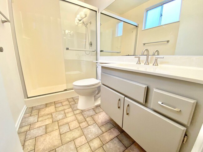 Building Photo - SPACIOUS SINGLE-STORY HOME 3 BEDROOM & 3 B...