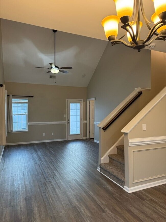 Building Photo - 3 Bedroom Townhouse with a Loft Area and a...